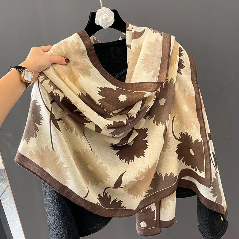 Beige und braun gemusterter luxuriöser Baumwoll-Pashmina-Schal über einem Haken