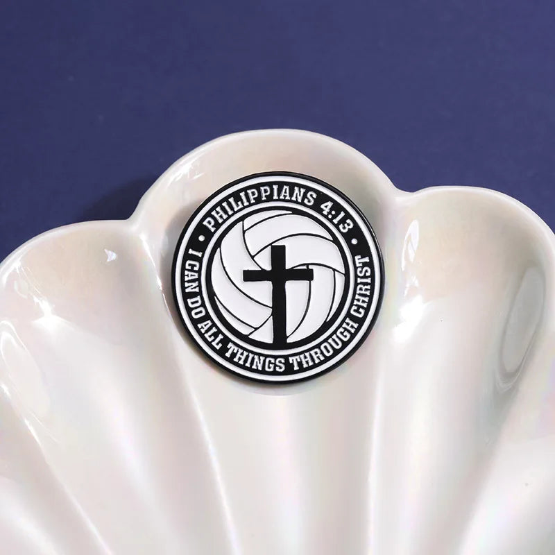 Assiette en céramique blanche avec un emblème noir circulaire représentant une croix et le texte « JE PEUX TOUT PAR CHRIST»