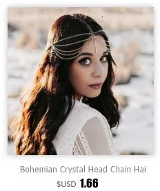 Eine Frau mit bohemanischer Kristall-Kopfkette als Haar- und Schmuckstück vor einer verschneiten Außenkulisse.