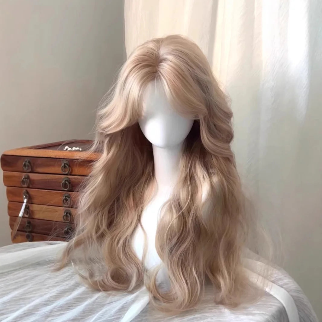 Una peluca rubia larga y ondulada exhibida en un maniquí contra un fondo claro.