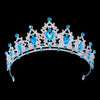 Couronne de diadème en cristal scintillant avec des gemmes bleues et de la métallerie argentée ouvragée.