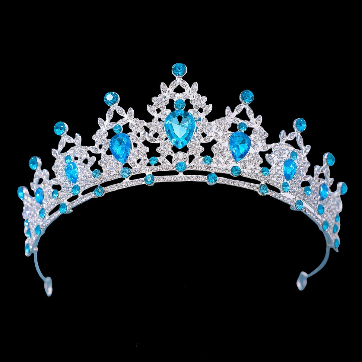Couronne de diadème en cristal scintillant avec des gemmes bleues et de la métallerie argentée ouvragée.