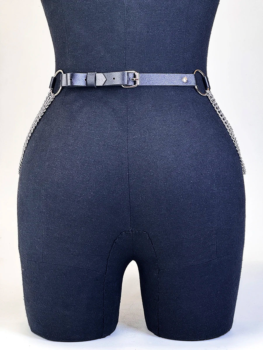 Un cinturón arnés de cuero sintético azul marino oscuro usado alrededor de la cintura de una modelo.