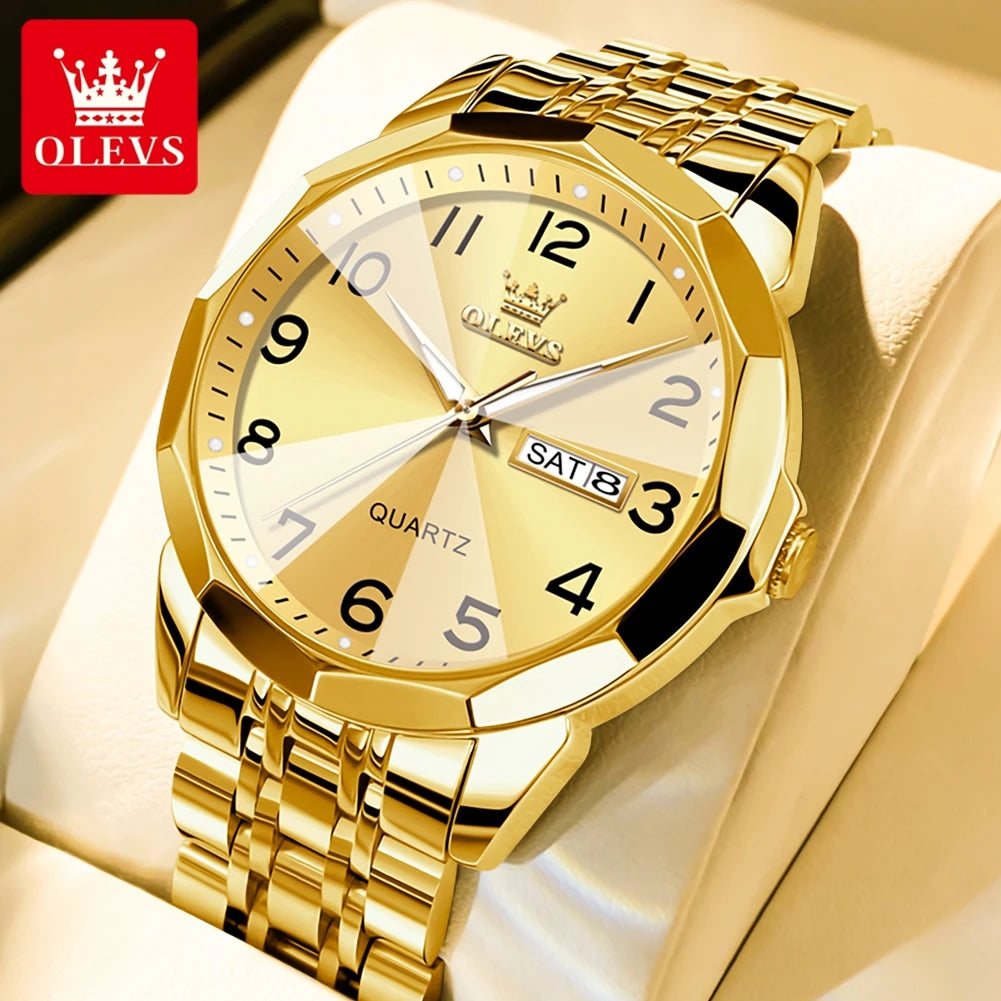 Goldfarbene Quarz-Armbanduhr mit silbernem Zifferblatt und goldener Lünette auf weißem Untergrund.
