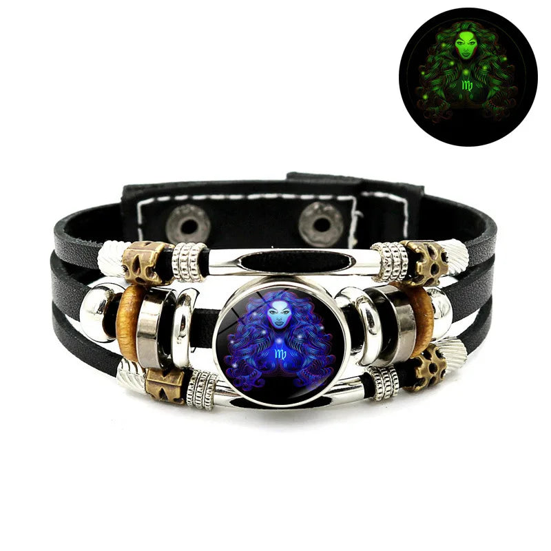 Schwarzes Lederarmband mit silbernen und goldenen Perlen, einschließlich eines runden Steins mit blauem Leuchten.