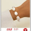 Gros plan du poignet d'une femme portant un élégant collier imitation perles de cœur.