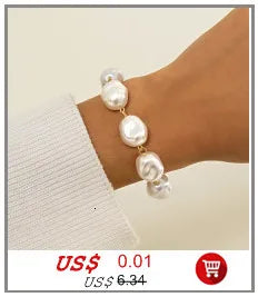 Gros plan du poignet d'une femme portant un élégant collier imitation perles de cœur.