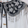 Chemise à col décolleté vintage noir et blanc avec bordure en dentelle et franges argentées