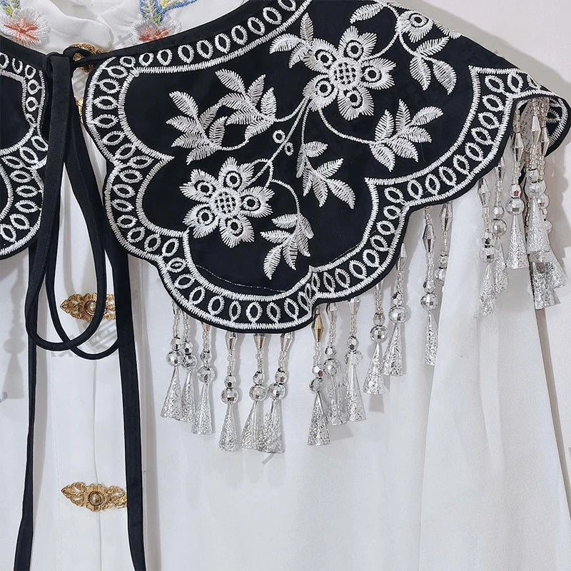 Chemise à col décolleté vintage noir et blanc avec bordure en dentelle et franges argentées