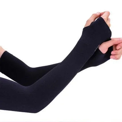 Schwarze Armwärmer, die an einem Arm getragen werden