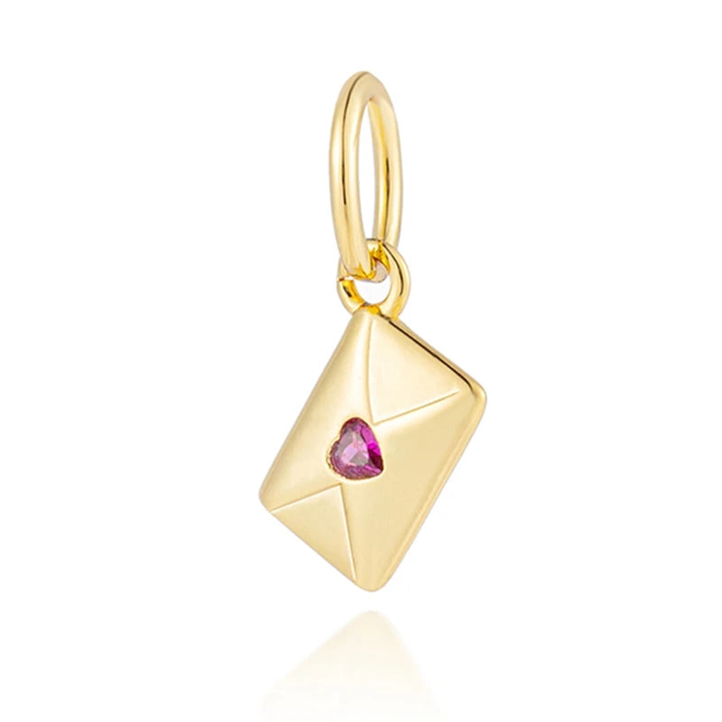 Un dije de color dorado en forma de diamante con una gema morada incrustada.
