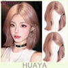 Nahaufnahme einer weiblichen Modelin mit pinkfarbigem welligem Haar mit Pony und schwarzem Choker.