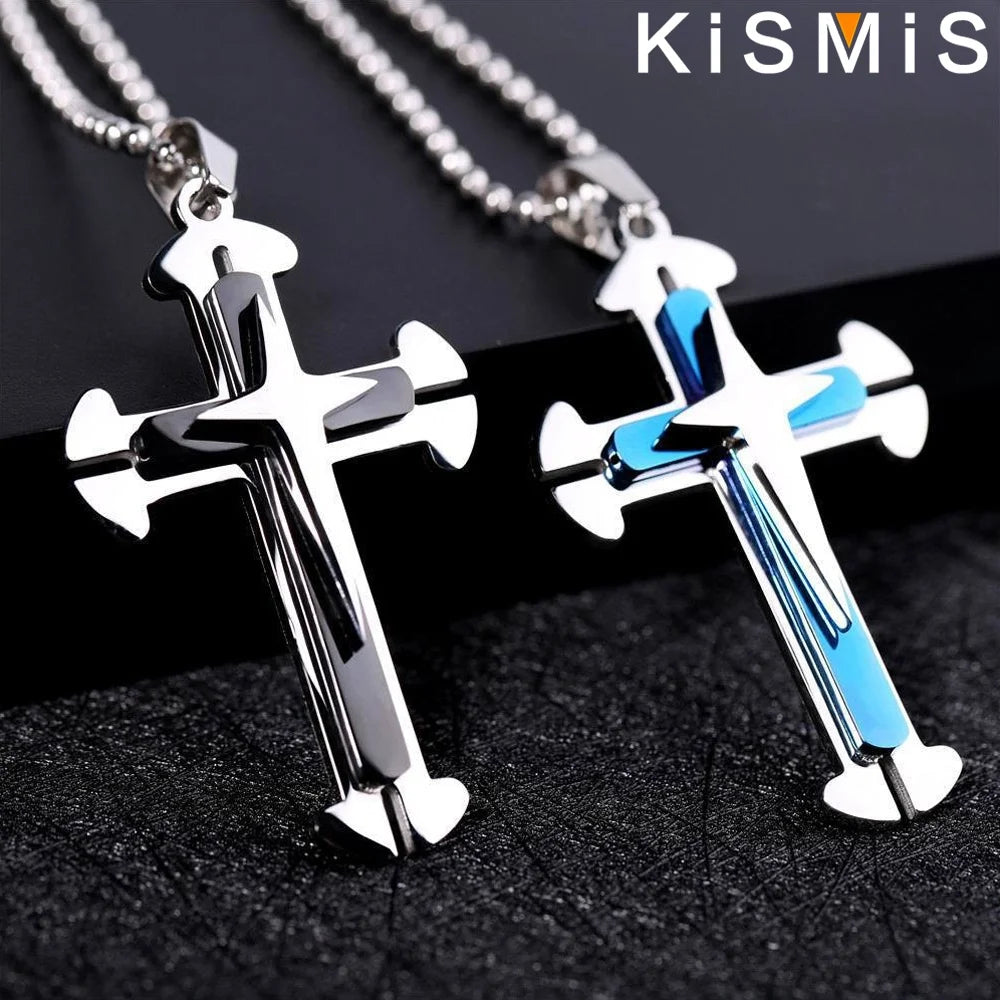 Colgante de cruz de acero inoxidable plateado y azul sobre una superficie oscura