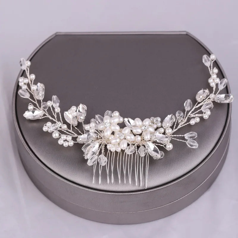 Une délicate pince à cheveux féerique en cristal pour mariage, présentée dans une boîte gris foncé.
