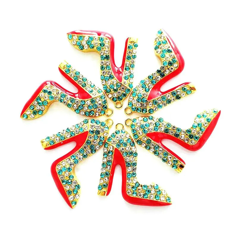 Ein Set eleganter High Heels mit Schuh-Charms aus rotem und goldenem Glitzer.