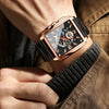 Nahaufnahme einer roségoldenen Uhr mit schwarzem Zifferblatt und leuchtenden Zeigern, getragen an einem Arm neben einer braun