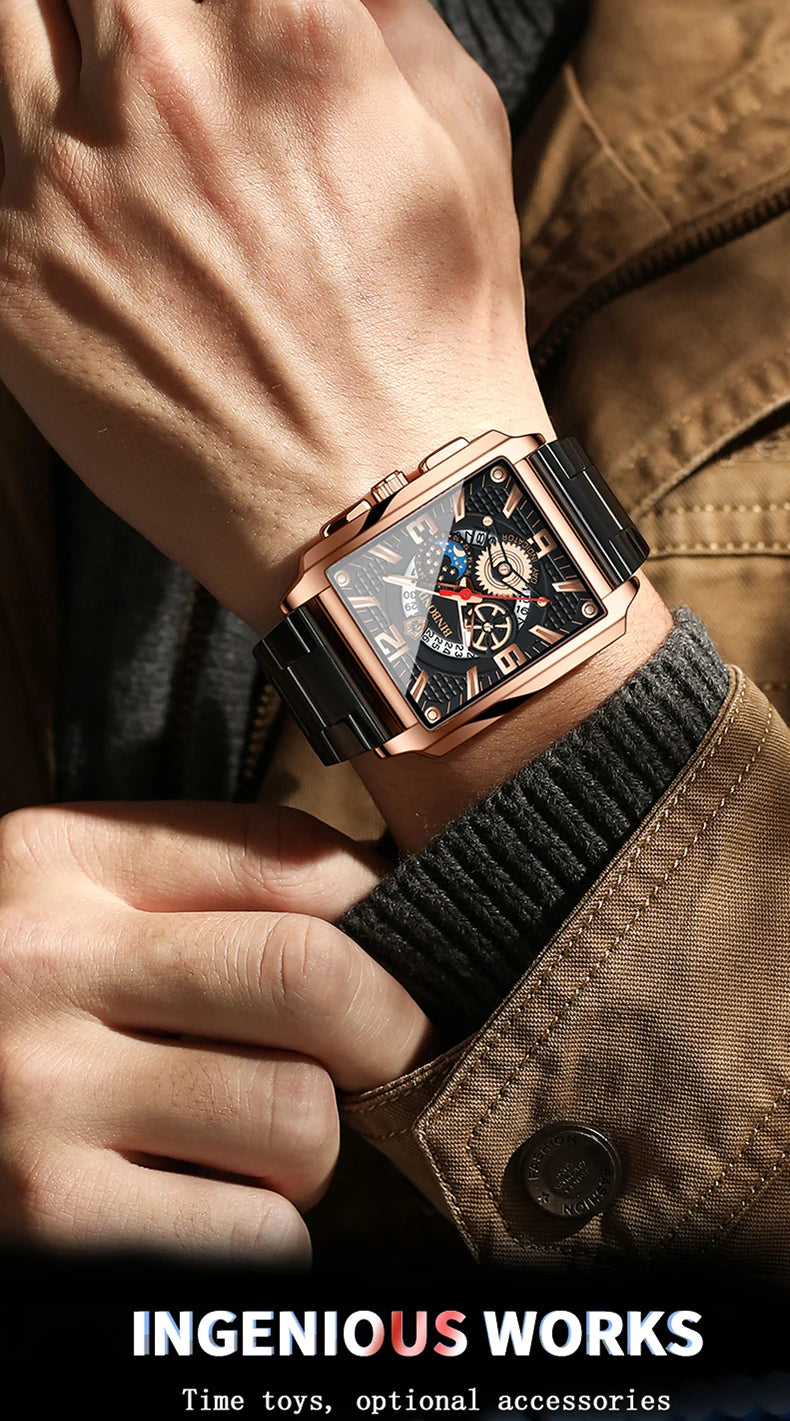 Nahaufnahme einer roségoldenen Uhr mit schwarzem Zifferblatt und leuchtenden Zeigern, getragen an einem Arm neben einer braun