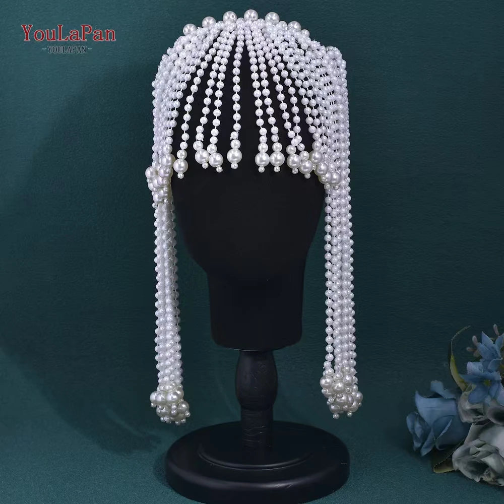 Diadema nupcial de perlas blancas y borlas plateadas mostrada en un maniquí negro.